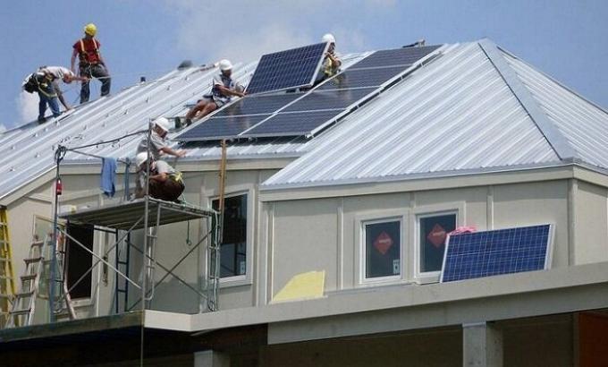 Varje hus har utrustats med solpaneler.