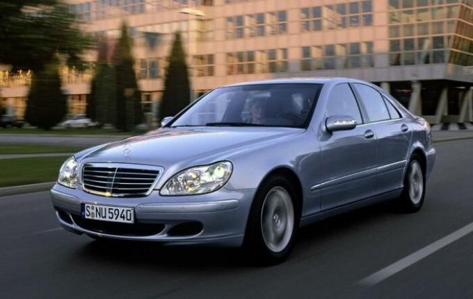 Bilar Mercedes-Benz S-Class 1998-2005 är mer pålitlig än dess konkurrenter. | Foto: avtorinok.ru.