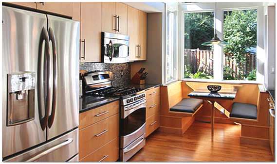 Att gå med balkongen i köket frigör arbetsutrymme och flyttar matsalen utanför köket.