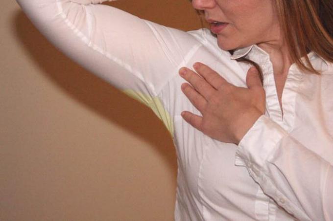 Home kemtvätt: hur man får svettfläckar på vita kläder