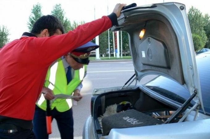 Varför kan inte öppna bakluckan på bilen framför trafiken polisinspektör: Vad du behöver veta om dessa situationer