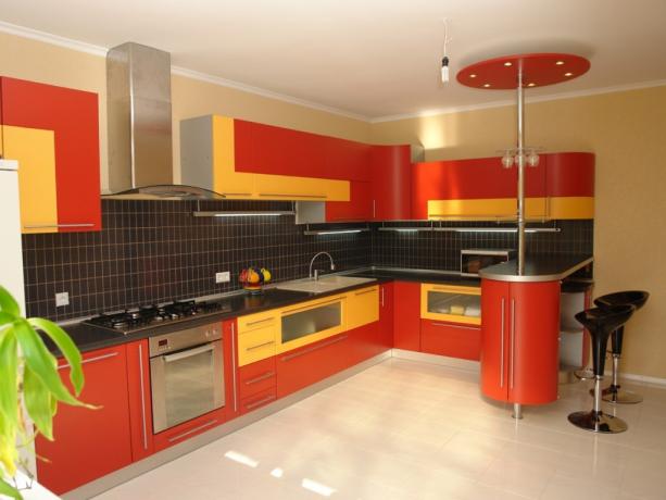 Röda kök i interiören (42 bilder): videoinstruktioner för att dekorera köket med egna händer, foto och pris