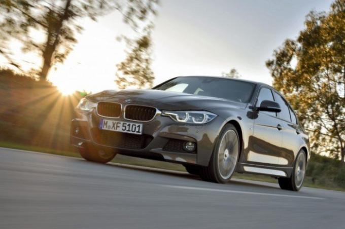 Populära bayerska sedan BMW 3-serien 2015. | Foto: cheatsheet.com.