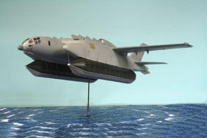 Installera en boj: VVA-14 svävar över vattnet.