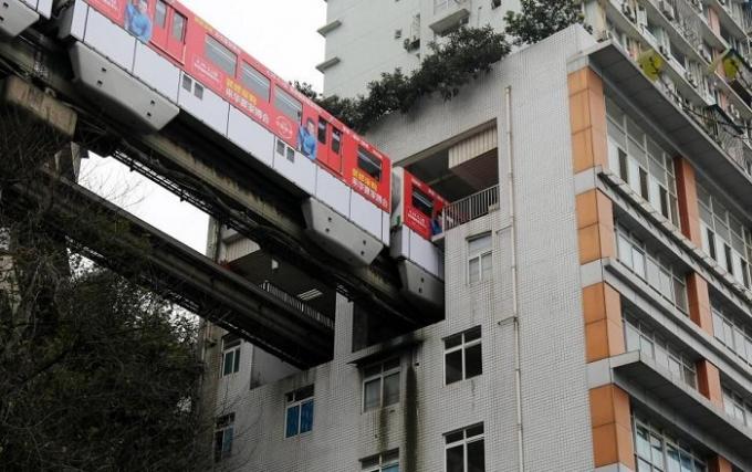 I den kinesiska staden Chongqing tågen kör genom huset.