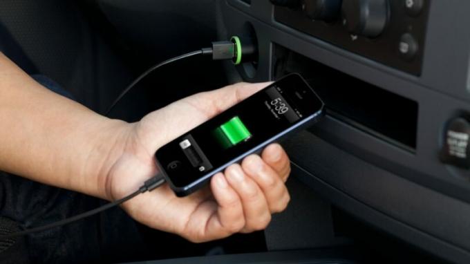 Varför ta ut en mobiltelefon i bilen är mycket farligt?