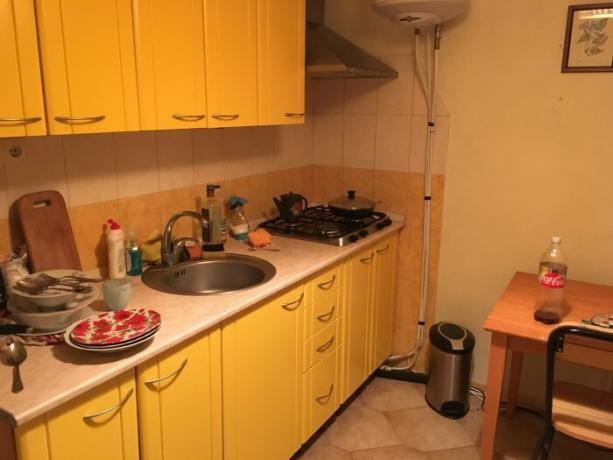 Kök i lägenhet på 32-årig rysk vid namn Ivan.