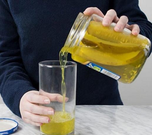 Några effektiva sätt att använda gurka saltlake i hemmet