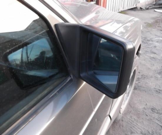 Short "stump" av den högra spegeln på Mercedes-Benz E-klass. | Foto: drive2.ru.