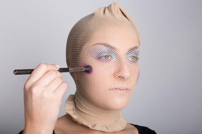 Carey började tillämpa ögonskugga borste makeup direkt ovanpå en strumpa-net.