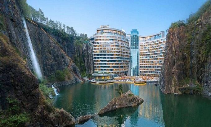 Öppnade jordiska Songjiang InterContinental hotell nära Shanghai (Kina).