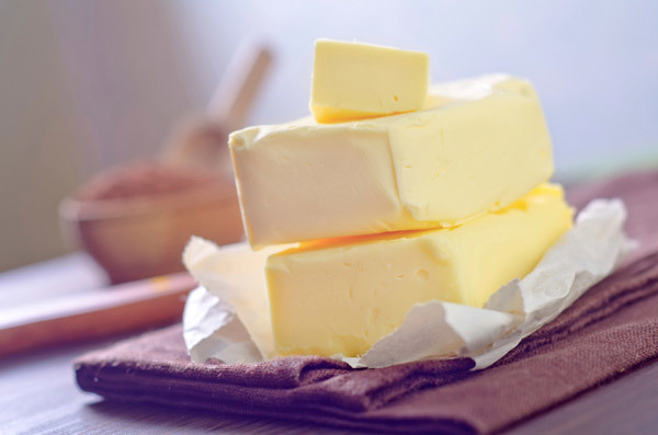 Hur man lagrar smör i kylen: produktens hållbarhet, fryser det, video och foto