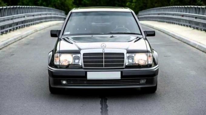Mercedes-Benz E-klass, C-klass, och även dyra S-klass 1990 anses mycket tillförlitliga. | Foto: playbuzz.com.