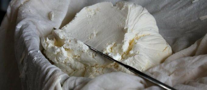 Blanda yoghurt och gräddfil och wrap i cheesecloth.