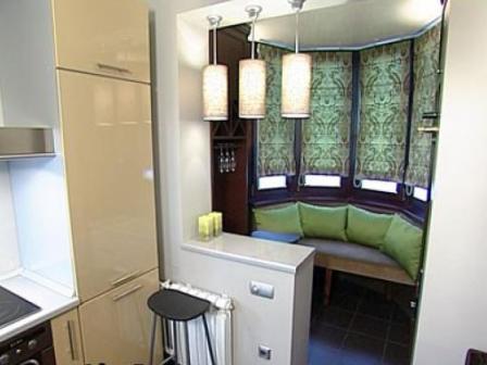 Ett kök kombinerat med en balkong ger extra utrymme för ett matbord eller en sittgrupp.