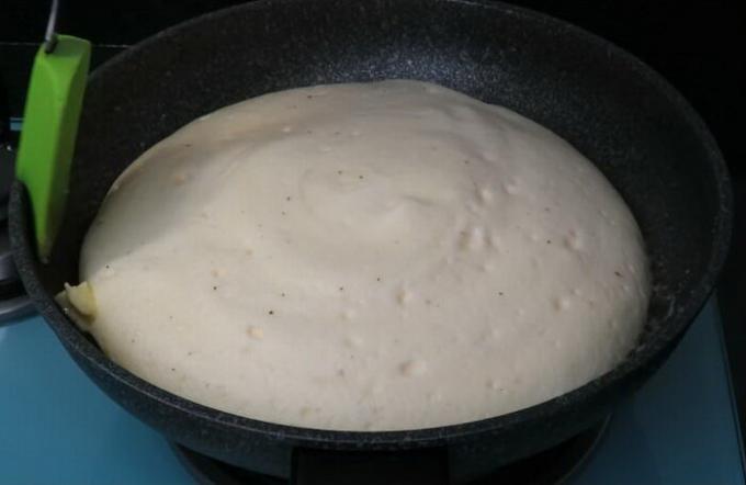 Efter - lägg bitar av smör i en stekpanna och stek i en minut omelett utan lock.