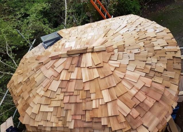 Taket är gjort av trä.