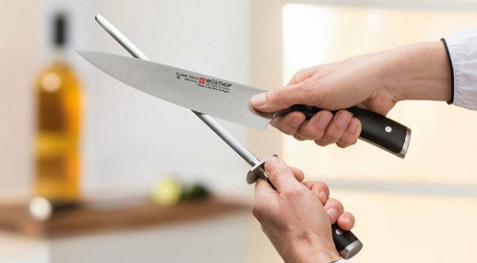 Det är nödvändigt att slipa knivar ordentligt.