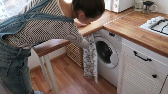 Tvättmaskin lyckats gömma sig under ett bord bakom en gardin. | Foto: cpykami.ru.