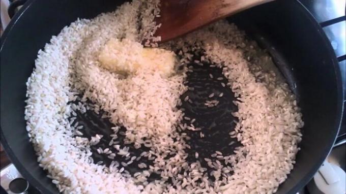 Innan tillagning ris kan stekt i en stekpanna eller i en stekpanna.