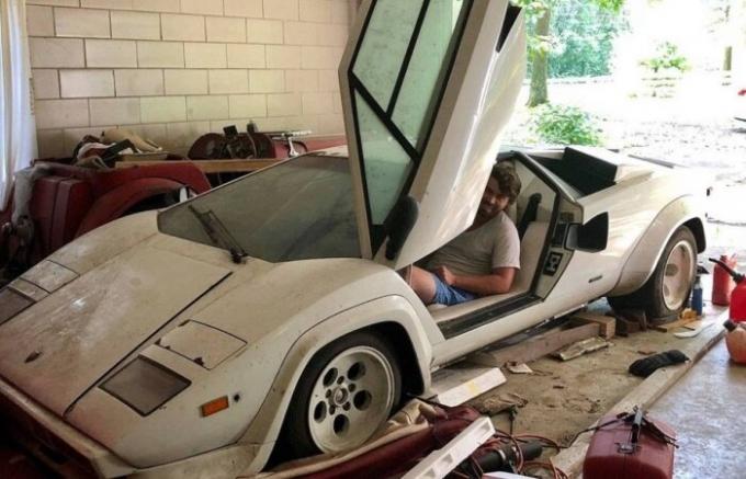 Sonson togs bort i sin mormors garage och hittade en Lamborghini Countach