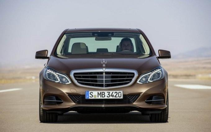 Tysk business-class sedan Mercedes-Benz E-klass 2014. | Foto: cheatsheet.com.