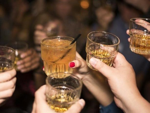 Forskare har identifierat flera viktiga orsaker till snarkning och alkohol - en av dem. / Foto: fakty.uaReklama. 