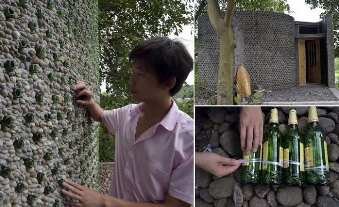 Kinesisk man byggt av ölflaskor kontor.