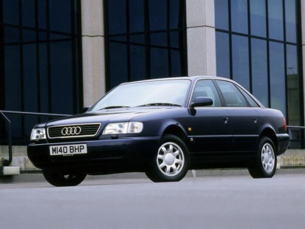 Audi A6 kan inte skryta med karisma som Mercedes-Benz W124 och BMW E34, men det är en annan pålitlig tysk bil av 90-talet. | Foto: autoevolution.com.