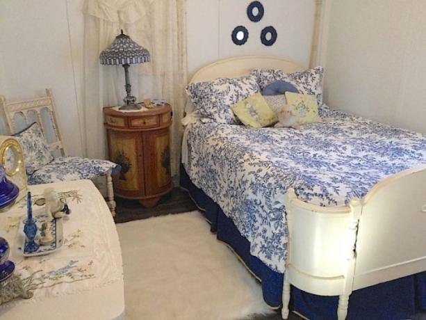 Mysig retro sovrum i vita och blå färger.