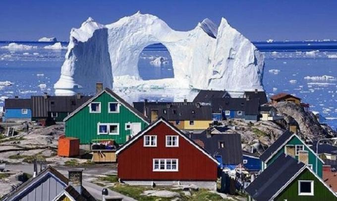 Stad Longyearbyen är känd världen över för ovanliga färgade hus.
