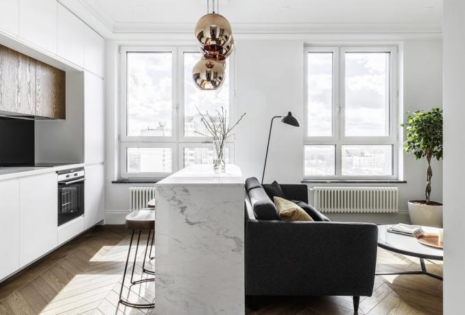 Odnushka ett sovrum på 35 m² med en trä finish och marmor