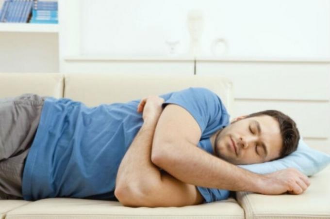 Personer som lider av snarkning, är det bäst att sova på din sida. / Foto: izvestia.kiev.ua. 