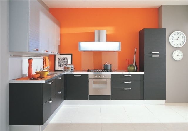 Orange med svart, men i en sådan ovanlig lösning - bara orange väggar, är utrymmet uppdelat horisontellt i två harmoniskt kombinerade komponenter