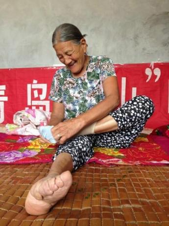 Offren för kinesisk skönhet, som har överraskande små fötter. / Foto: interesnoznat.com. 