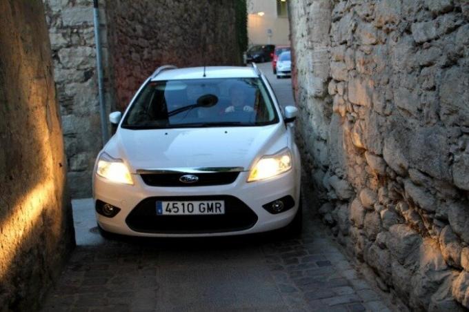 Föraren av Ford smyger knappt genom de smala gatorna i Girona Spanien. | Foto: chambersarchitects.com.