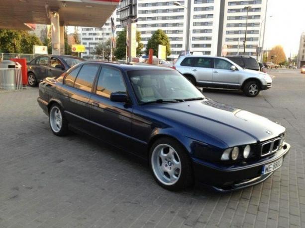 BMW 5-serie anses vara "standard" bil för gangsters av 90-talet. | Foto: youtube.com. annons