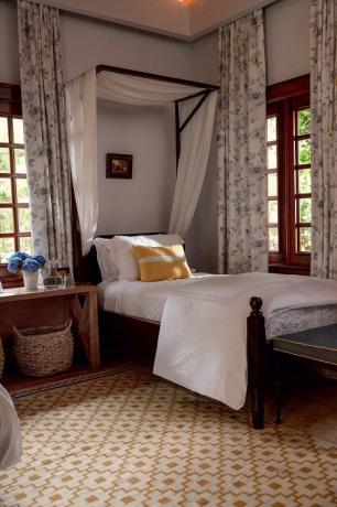 Mysiga sovrum inredda i spansk stil med vitkalkade väggar och mörkt trä fönster. | Foto: Thiago Molinos (Tiago Molinos).