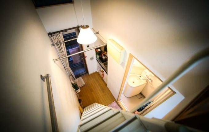 Lägenhet i Tokyo: kök, badrum, sovrum och balkong.