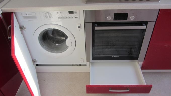 Inbyggd tvättmaskin i köket, hur man bygger en tvättmaskin i en köksuppsättning: instruktioner, foto- och videohandledning, pris