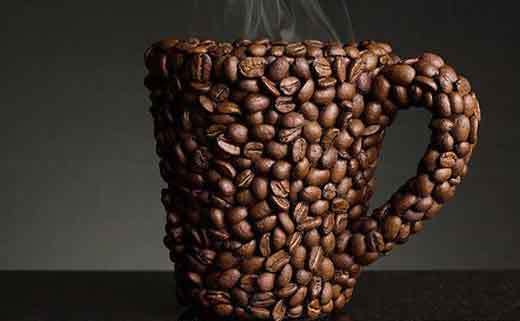 Kaffebönor som en del av koppdekoren