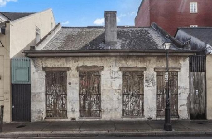 En släpptes hus i de gamla kvarteren i New Orleans.