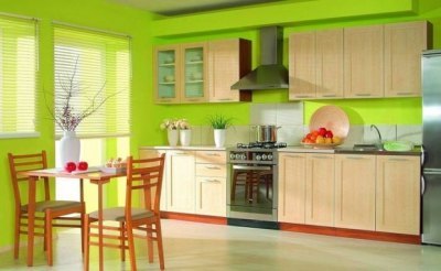 Kombinationen av ljusgrön färg inuti köket med kontrasterande röda detaljer
