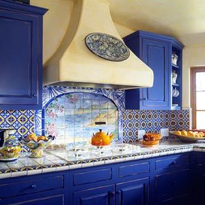 Foto av ett blått kök på en bakgrund av ljusa väggar