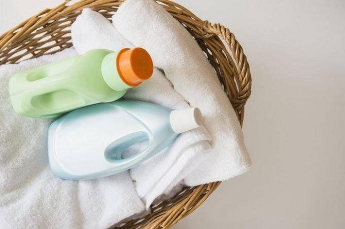 Hur man gör en säker blekmedel för tvätt och kläder
