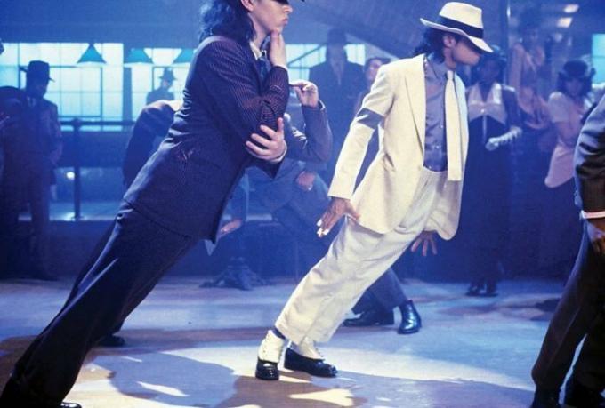 Som Michael Jackson kunde besegra gravitationen, utför hans legendariska lutning