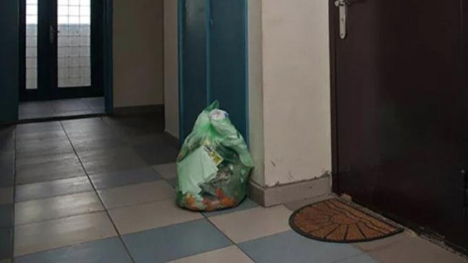 Umnichka fru, avvanda grannar står påse med sopor i den gemensamma korridoren, nu avfallet inte luktar!