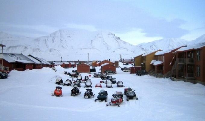 På vintern, alla invånare och turister gå vidare skotrar (Longyearbyen, Norge).
