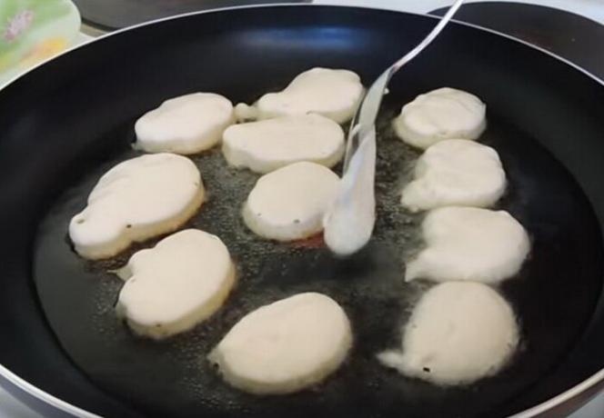 Du kan sätta en sked pannkakor på varm stekpanna.