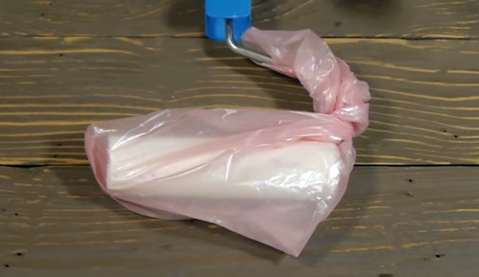 Plastpåse förhindrar verktyget från torkande färg 